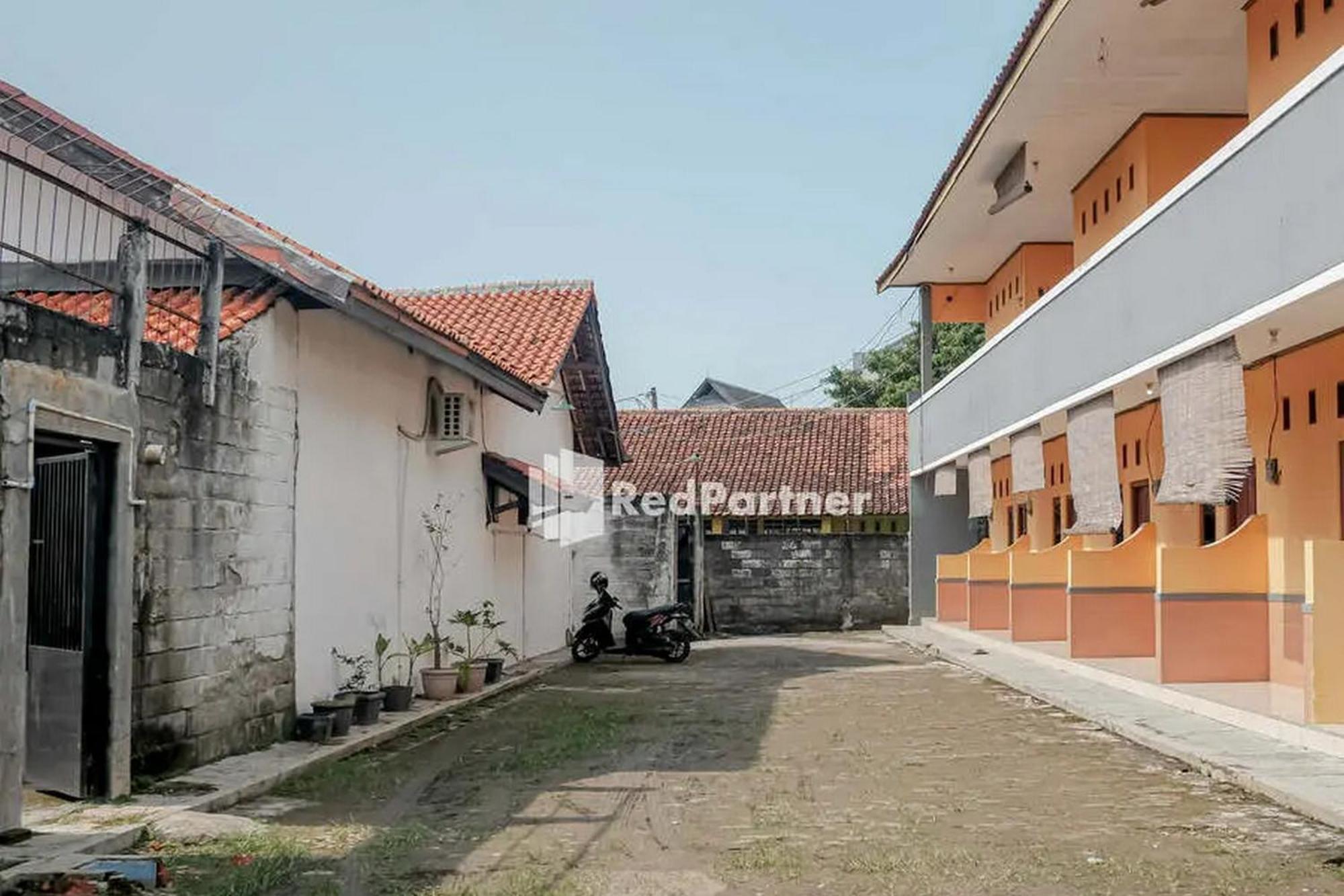 Pondok Damai Guest House Syariah Mitra Reddoorz Cirebon Exterior photo