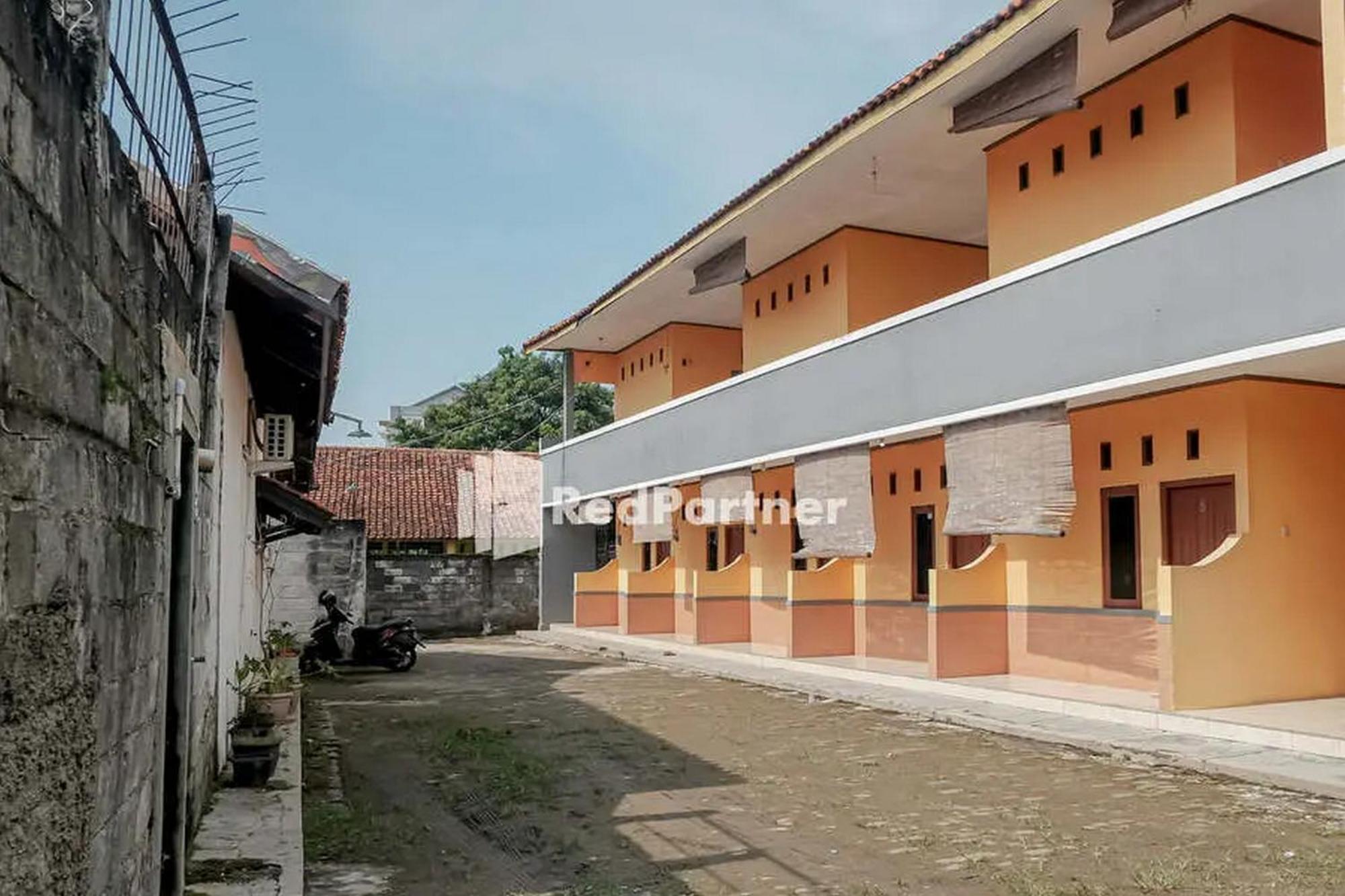 Pondok Damai Guest House Syariah Mitra Reddoorz Cirebon Exterior photo